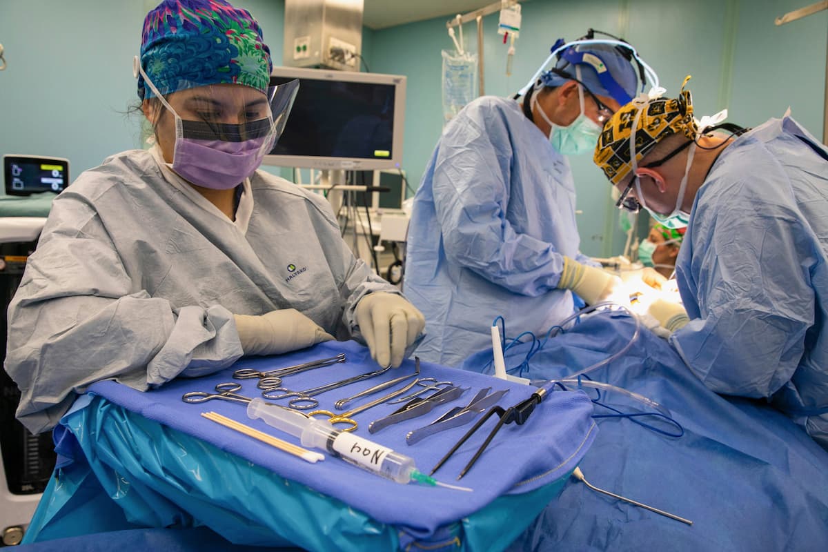 image of surgeons performing hysterectomy